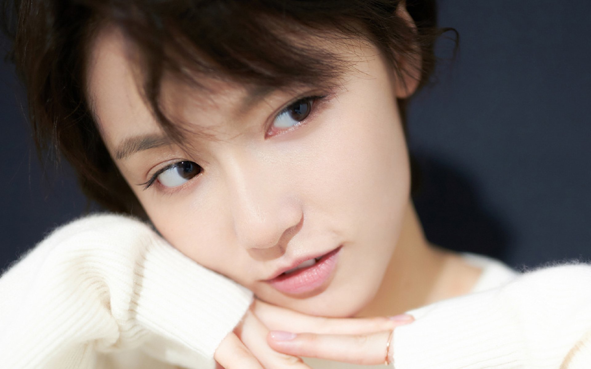 爱游戏体育app-英超终极较量：冠军悬念持续升温，英超争冠